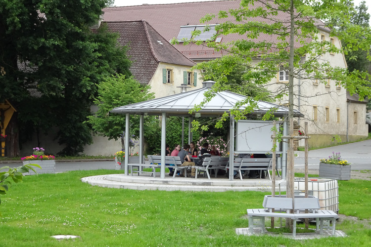 Am Dorfplatz gibt es kein Corona. Auch andere Biersorten sind nicht verfügbar.