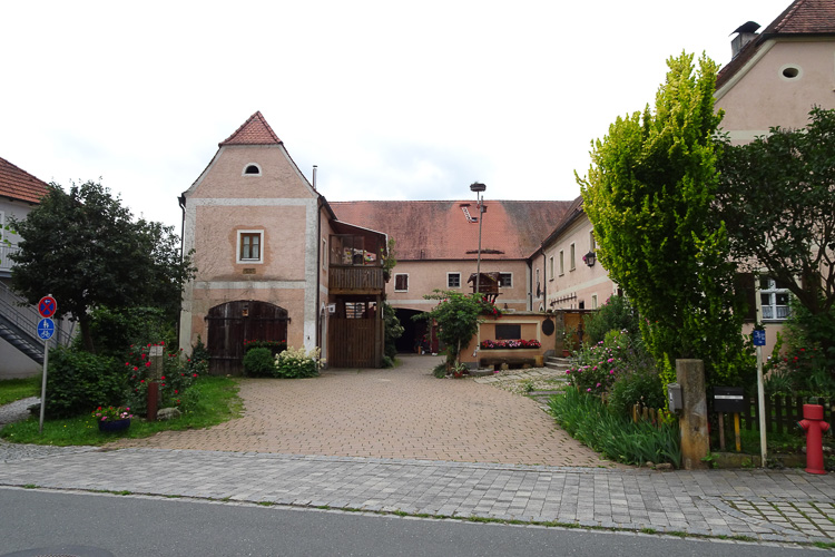 Der Ort hat schöne alte Höfe. 