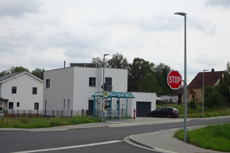 Die Neubaugebieter wohnen etwas außerhalb, aber mit guter Verkehrsanbindung.