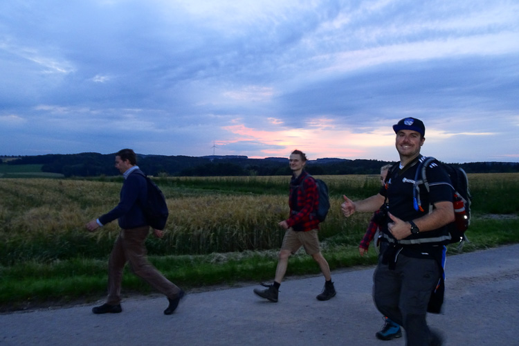 Ein bisschen Abendrot zeugt vom Ende des Tages.