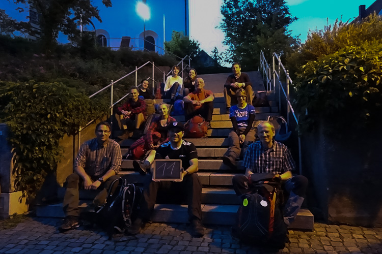 11. Rast auf der Kirchtreppe. O Herr gib uns Kraft für die dunklen Stunden unseres Wegs.