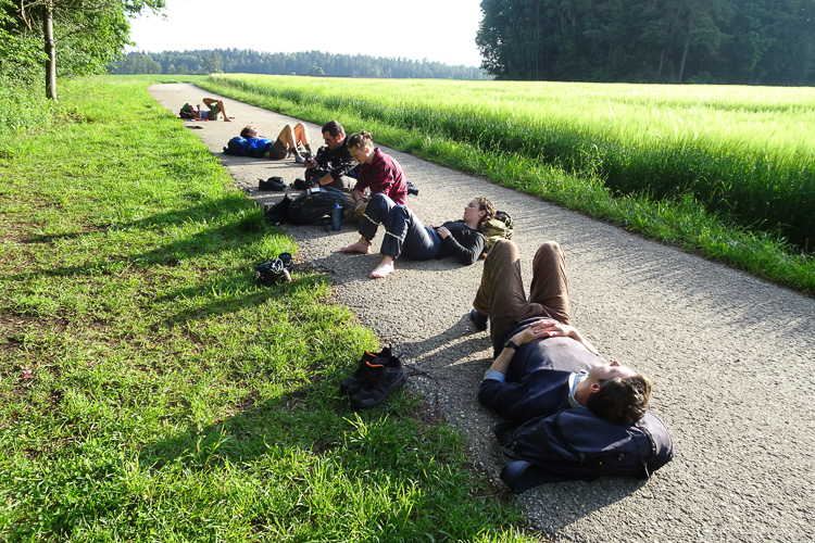 ... alle 2 km eine Banane gereicht wird oder eine 24-h-Wanderung, wo man alles selber gehen muss.