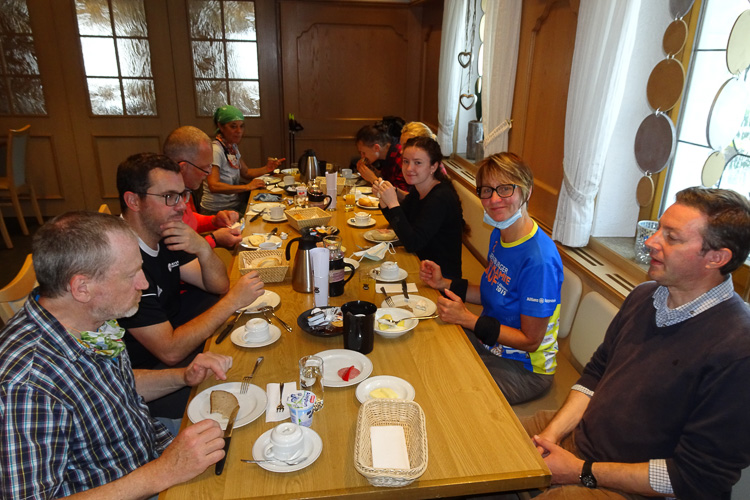 Eine Person zu wenig gemeldet. (Wer ist es?) Das wird mit Apfeltorte und Cola entschädigt. 