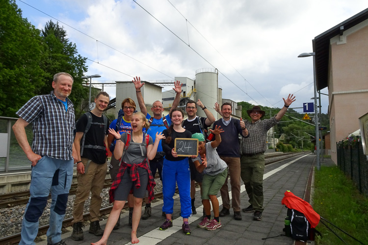 Nach 71,97 Kilometern in 18 Stunden und 46 Minuten Gehzeit erreichen wir den Bahnhof.