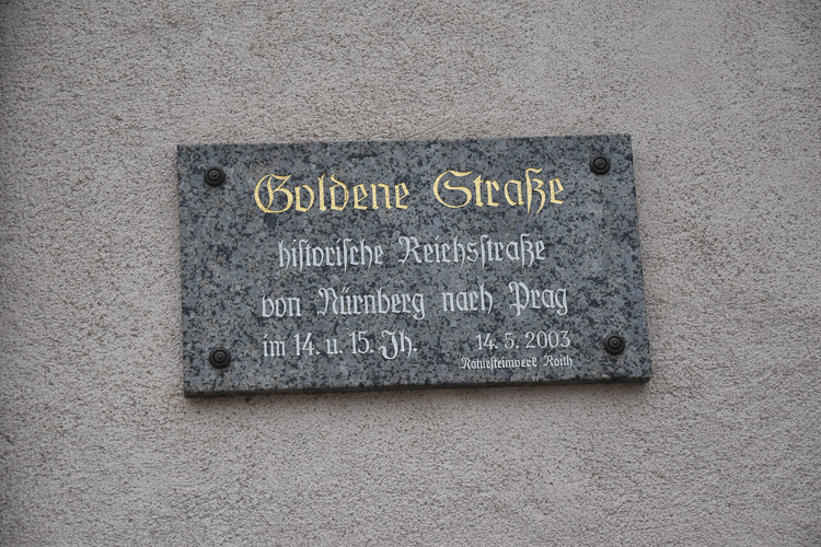 Kohlberg war bestimmt mal goldreich, weil die Dorfbewohner die Handelsreisenden kräftig schröpfen konnten.  (Heute heißt das System 