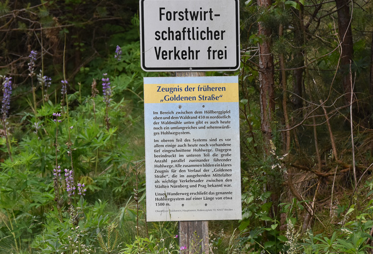 Zahlreiche Schilder erhellen die Geschichte.