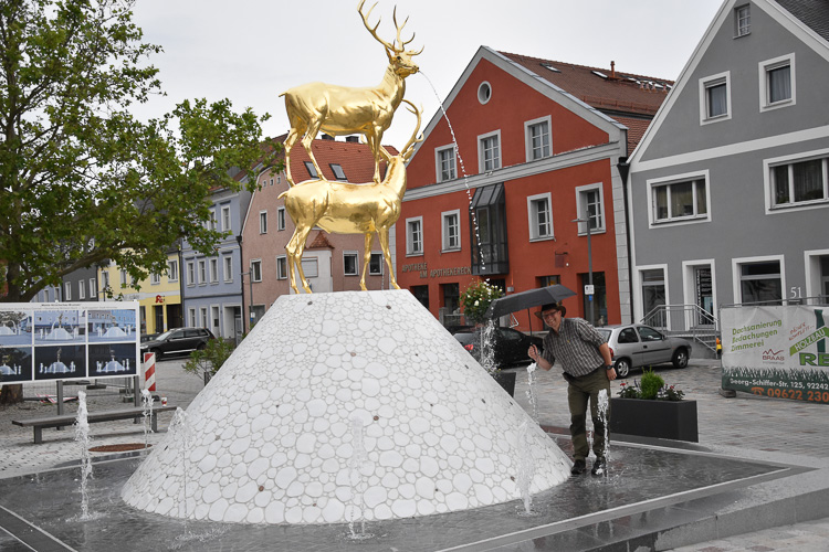 ... um einen hysterischen Hirschauschau-Brunnen erweitert.