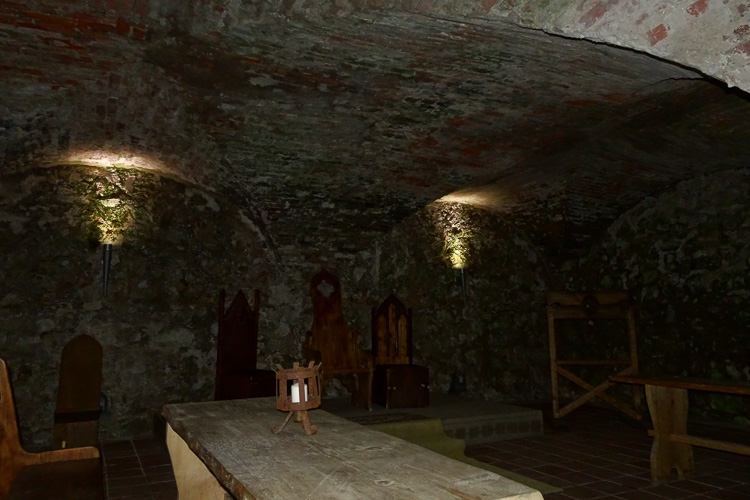 Dafür Einblick in die finstere Geschichte. Der Burgherr ließ seine eigene Tochter einmauern, weil sie ein Techtelmechtel mit einem Bürgerlichen hatte.