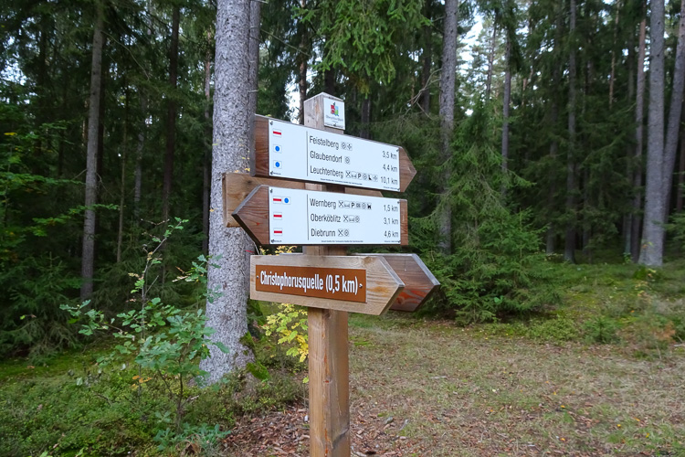 Infopoint Rote Marter. Früher hätte man Wegweiser dazu gesagt. Versteht heute kaum mehr wer.