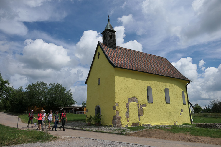 Vier Wochen später hat sie einen zitronengelben Anstrich erhalten. Aber vlt ist das nur die Grundierung.