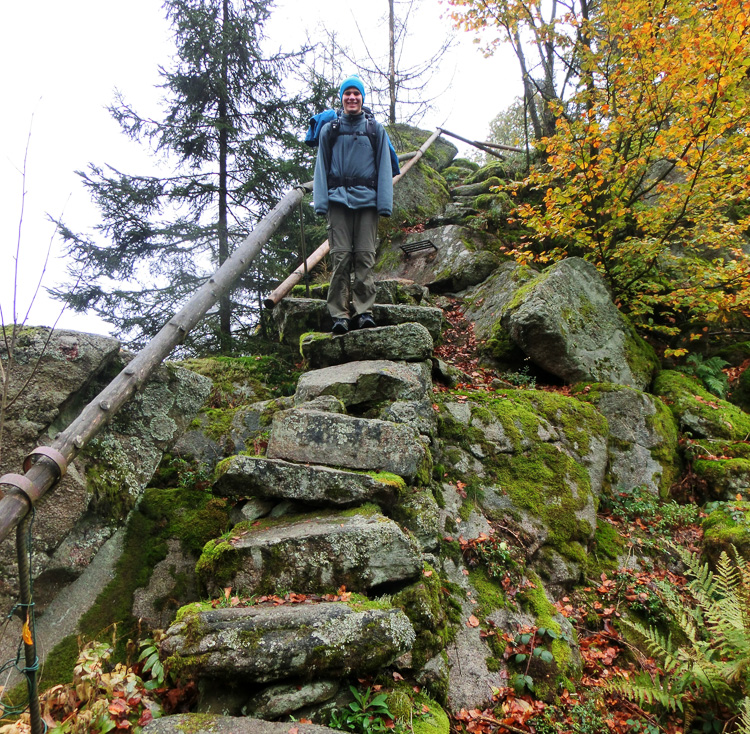 Freihändig stehend auf der Steintreppe. Ein Horror für jeden Sicherheitsbeauftragten!