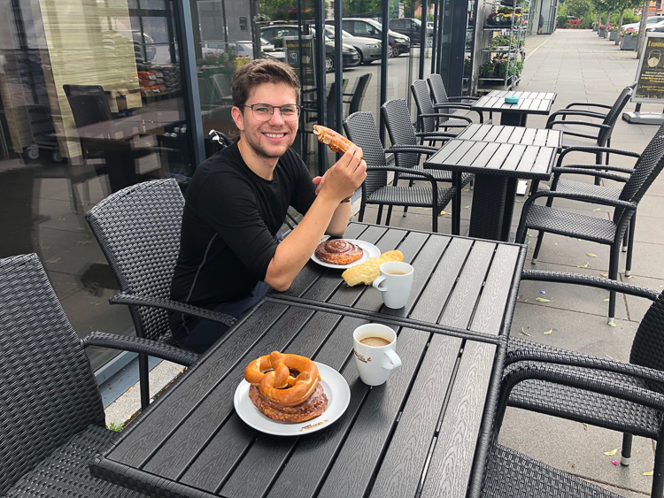 Dieser erfreut uns mit hochkalorischen, vitaminreduzierten Zuckermehlspeisen.