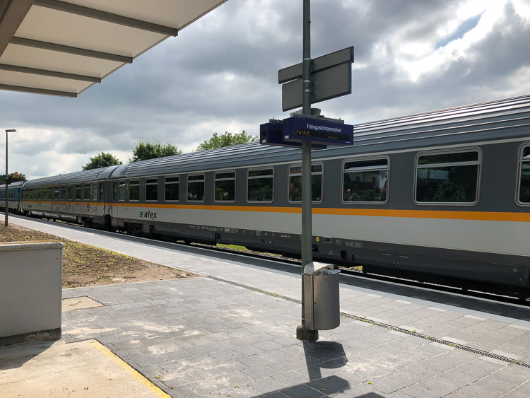 Der ALEX ist zu schnell zum Aufspringen, wir nehmen die gemütliche Oberpfalzbahn. 