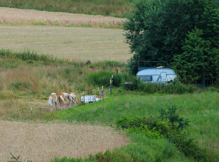 Hinter Schwarzach sehen wir eine menage a troi, die mit dem Wohnwagen Urlaub macht. 