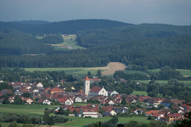 Über dem Cerchov hinter Rötz toben die Ausläufers von Tief Bernd, der gerade Berchtesgaden unter Wasser setzt. 
