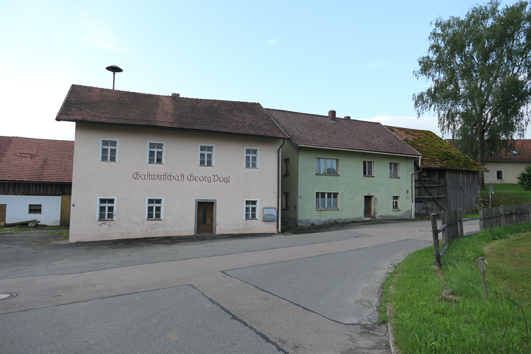 In Diebersried schlafen auch noch alle, sogar der Wirt. Der ruht vielleicht auch schon sanft.