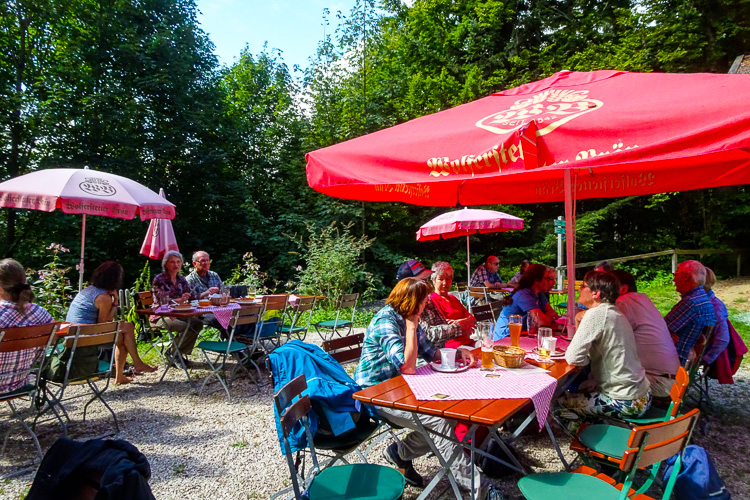 .... super erschlossen. Es gibt Saibling und Deggendorfer Karpfen, äh, Krapfen.