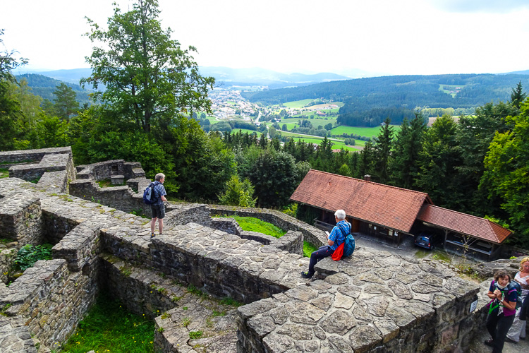Danach steigen einige auf den Turm der Burg auf.