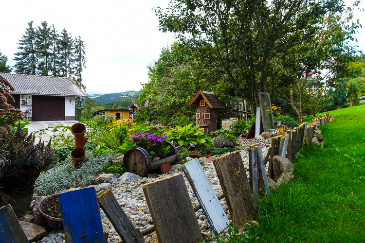 Interessierte Mitwandernde holen sich Ideen für die nächste Gartengestaltungsorgie.
