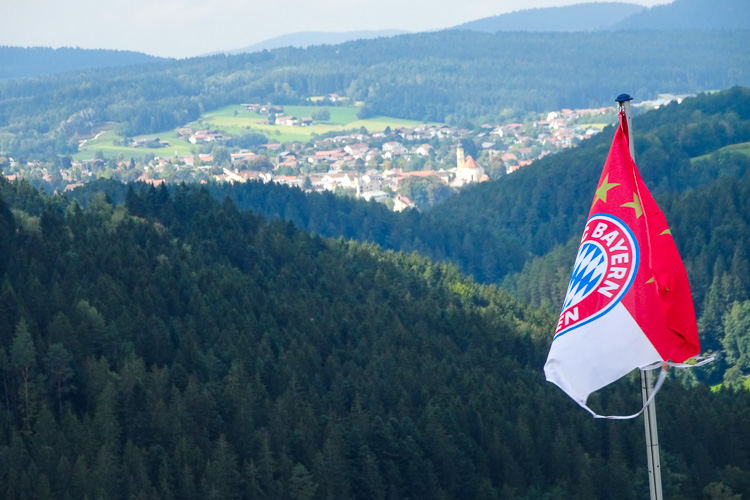 Die indigene Bevölkerung huldigt hingegen eher primitiven, limitierten Bewegungsabläufen und deren Ausübenden.