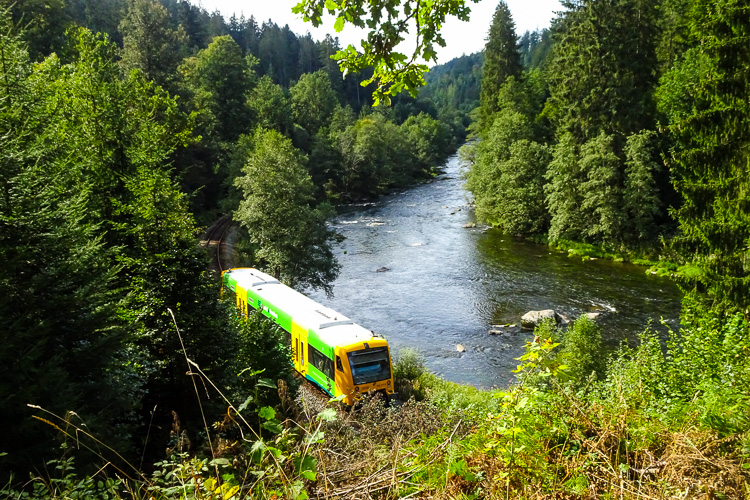 Bayerisch Kanada! Endlich. 700 Meter vor dem Abfahrtsbahnhof erleben alle Beteiligten, warum dieses Stück so heißt.