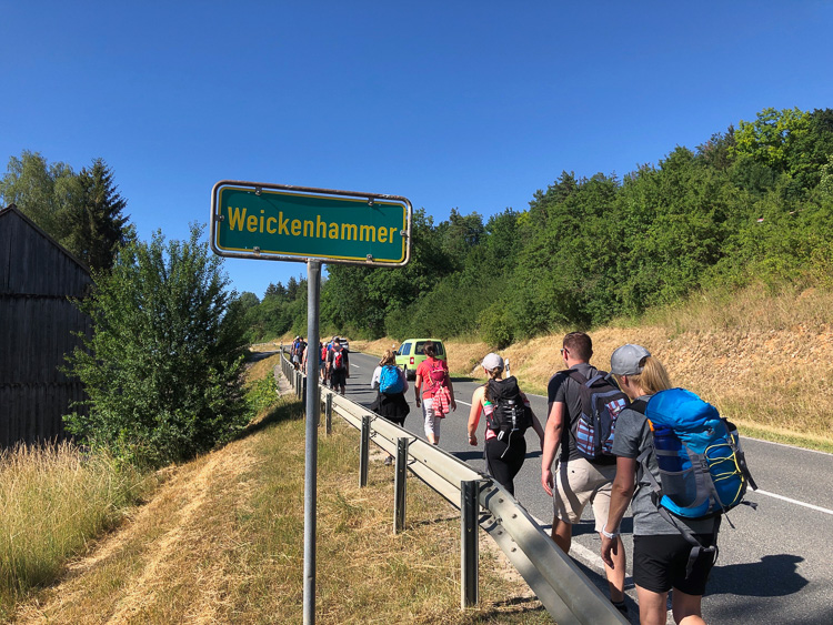 100 Meter auf großer Fahrstraße. Ansonsten  nur Wanderwege oder Nebenstraßen.