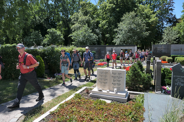 Gleich in Neumarkt durchqueren wir den Friedhof. Er liegt halt auf der Route.