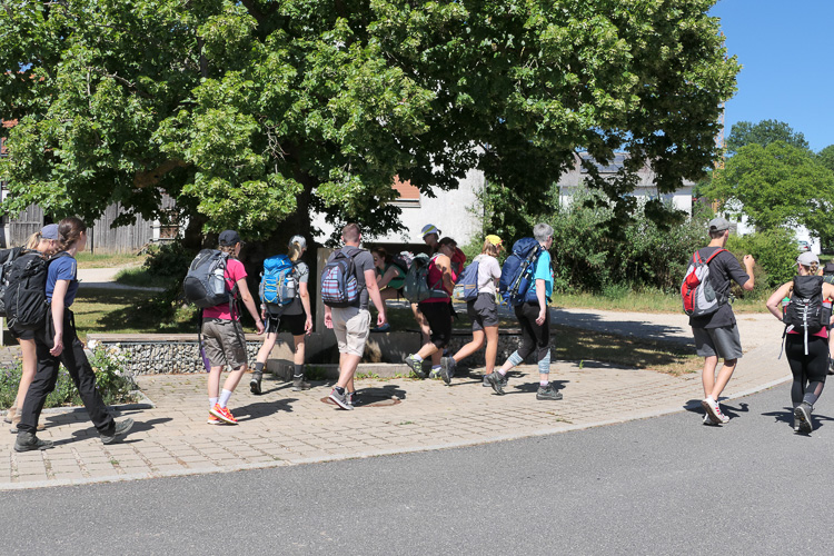 Oberbuchfeld am Jurasteig. Leider ignorieren wir den Brunnen komplett.