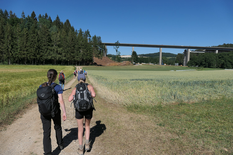 Ach wie entspannend ist doch Wandern im Vergleich zum Autofahren. So entschleunigt.