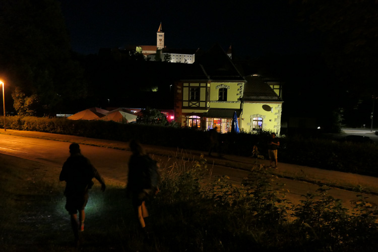Ankunft in Kastl zur Stunde 10. Die Cappuccino-Station schiebt Überstunden für uns.