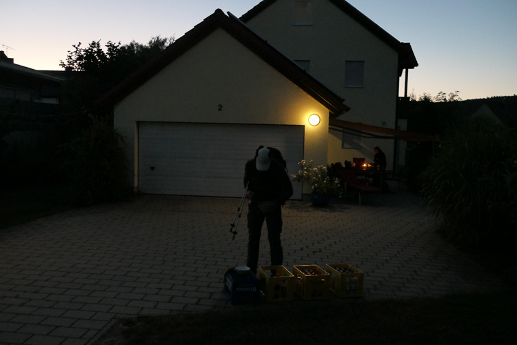 Wer die Jacke nicht reichtzeitig zu kriegt, fehlt halt auf dem Foto. Pech.