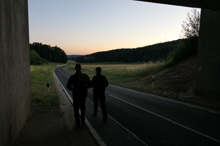 Unter der Autobahn durch. Wir hatten soooo  Glück mit dem Wetter!