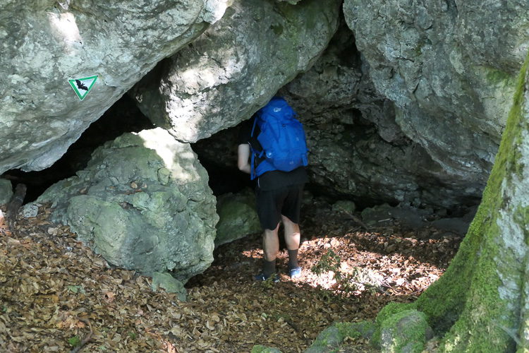 Osterloch. Einer hat die Eier und traut sich rein. 