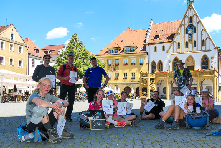 Der Jubel kennt keine Grenzen, die Kapelle spielt einen Tusch! Ankunft in Amberg. 60 Sekunden zu spät, also exakt pünktlich!