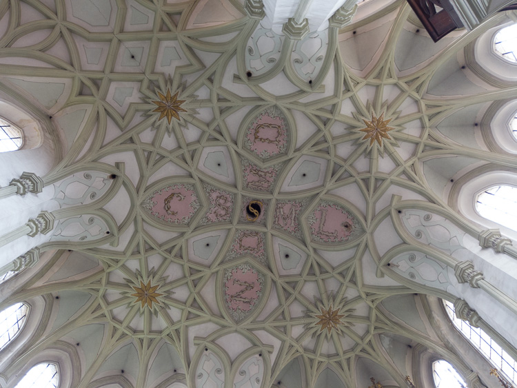 Nach mehreren Zerstörungen wurde die Kirche 1726 als bedeutendster Bau der Barockgotik fertiggestellt.