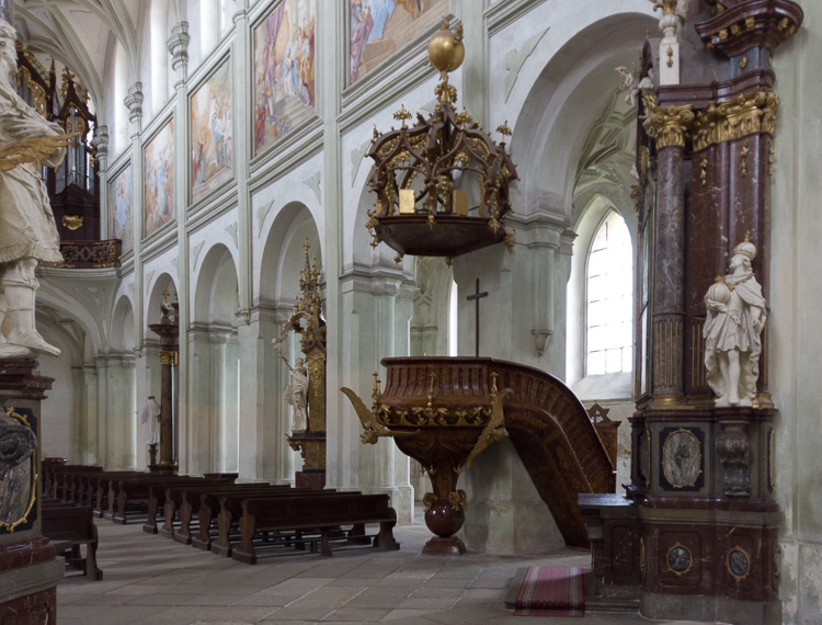 Die Kanzel hat die Form eines Schiffes. Die Asambrüder und Dientzenhofer haben hier mitgewirkt.