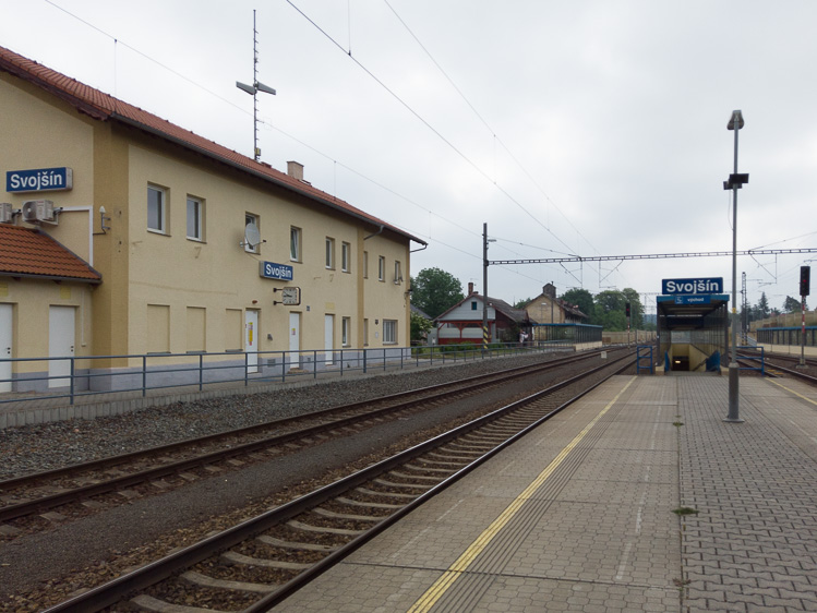 In Sovojsin sind wir die einzigen, die aus dem dünn besetzten Bummelzug aussteigen.