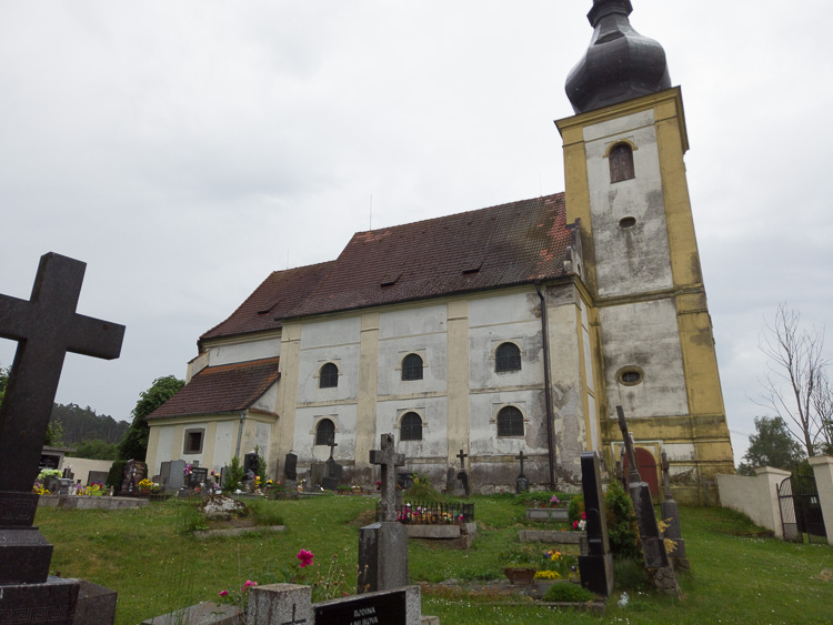 Die Kirche von Brod nach Tichou. Tschechische Friedhöfe sind gigantische Fotomotive.