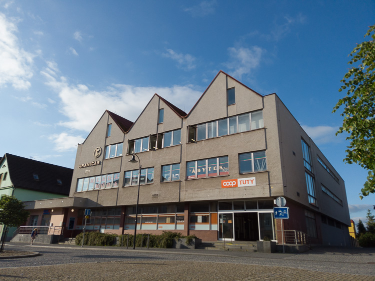 Pfingstmontag. Frühstück gibt's von COOP. Schüttelkaffee und z'sammdatschte Berliner.