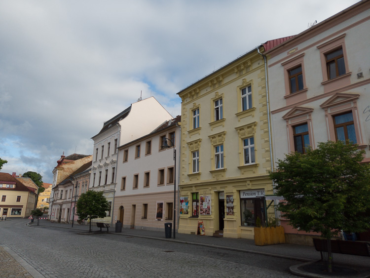 Um 17:30 erreichen wir unser Hotel. Mitten am Marktplatz. Hätten wir uns so was vor fünf Jahren träumen lassen? Nie im Leben!