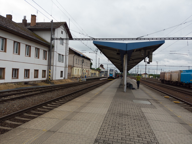 … erleben die Tschechische Bahn beim Stresstest. Aber am Ende kommen wir gut und nur leicht verspätet nach Hause! ENDE