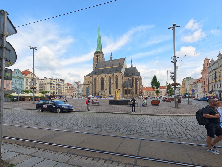 Die Anreise erfolgt per Bahn über Pilsen