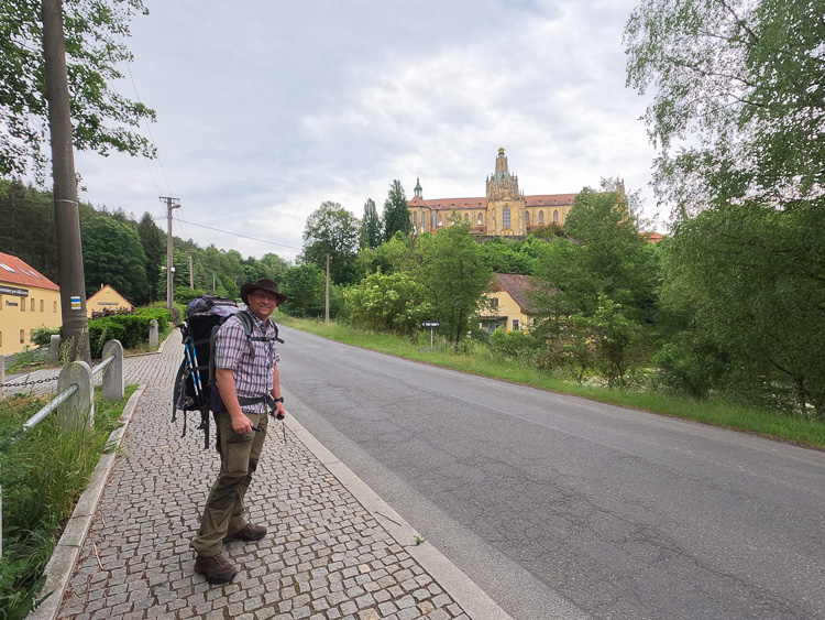 Nach ein paar Kilometern erreichen wir das Kloster Kladruby.