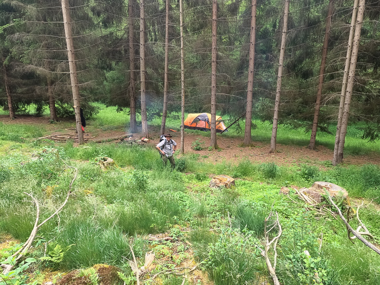 Auf dem Rückweg entdecken wir zwei Jungs beim Wildcampen. Wir machen das diesmal  nicht.
