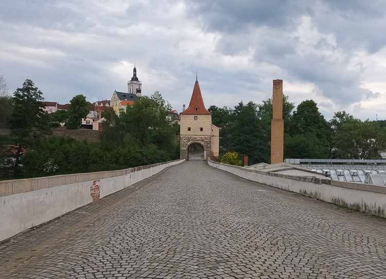 Über die alte Brücke ziehen wir nach Stribro ein.