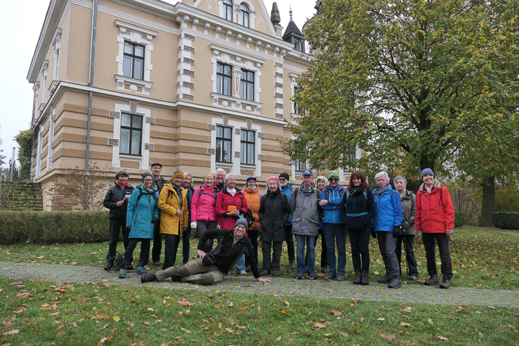 Vor der Kebbel-Villa. Jetzt stehen wir davor. 19 plus Hund.