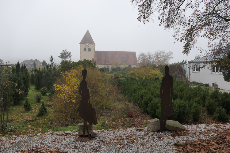 Von Fronbergs schöner Kirche trennt uns die noch schönere Gärtnerei.