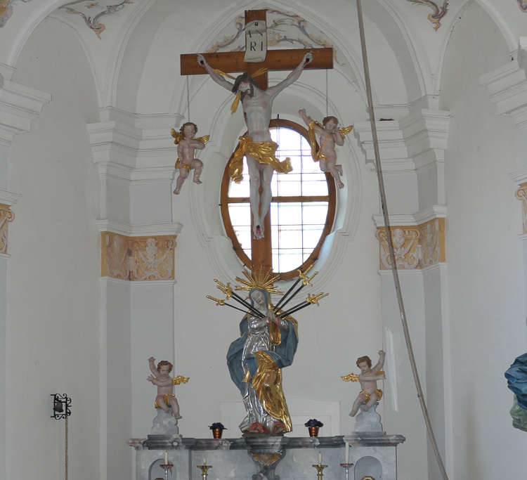 Im Inneren wird die Muttergottes der sieben Schmerzen verehrt. 