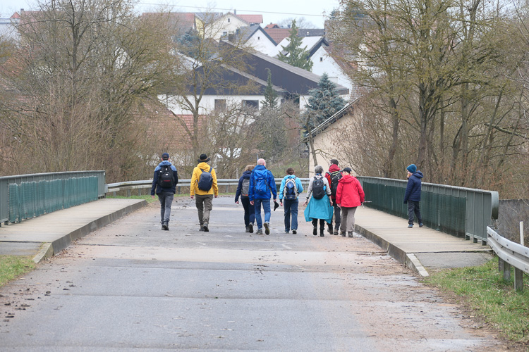 Die Eroberung Leonbergs! Wenigstens das Kind geht ordnungsgemäß auf dem Gehweg.