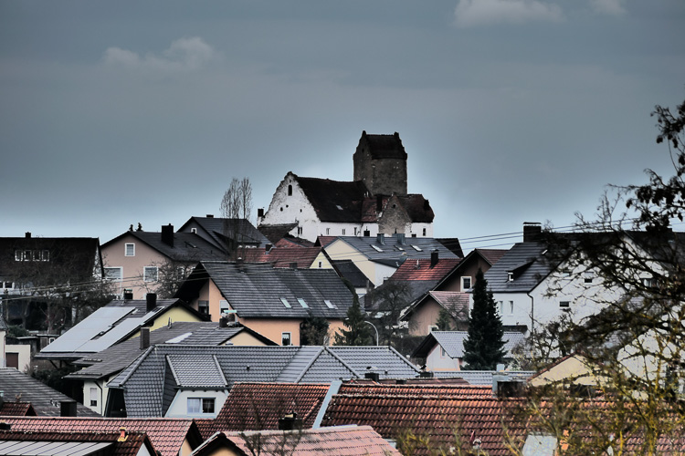 Die Burg aus dem 13. Jhdt. wird immer noch von 7 Familien bewohnt.
